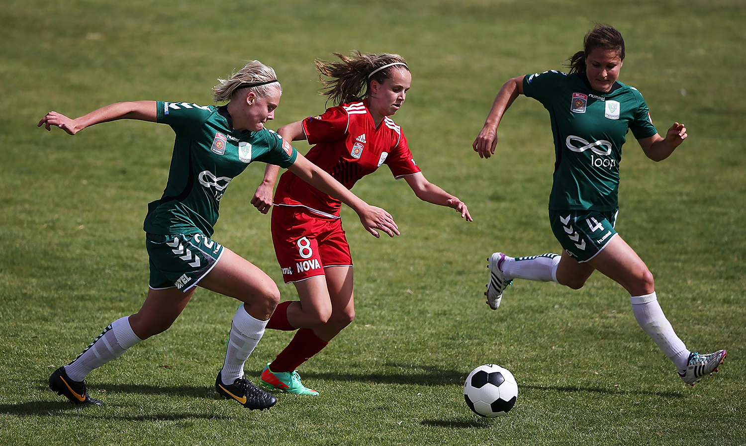 Emily Condon playing for Adelaide United in 2014