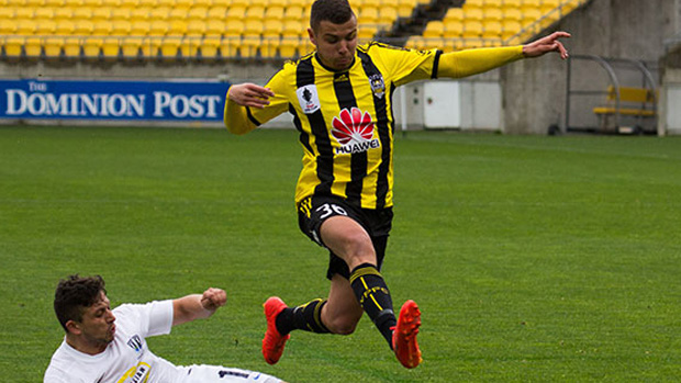 Wellington Phoenix have signed defender Troy Danaskos for the  2015/16 Hyundai A-League season.