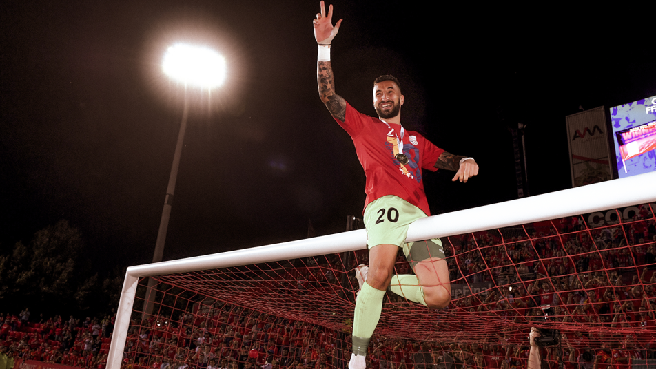 Reds agree Izzo transfer