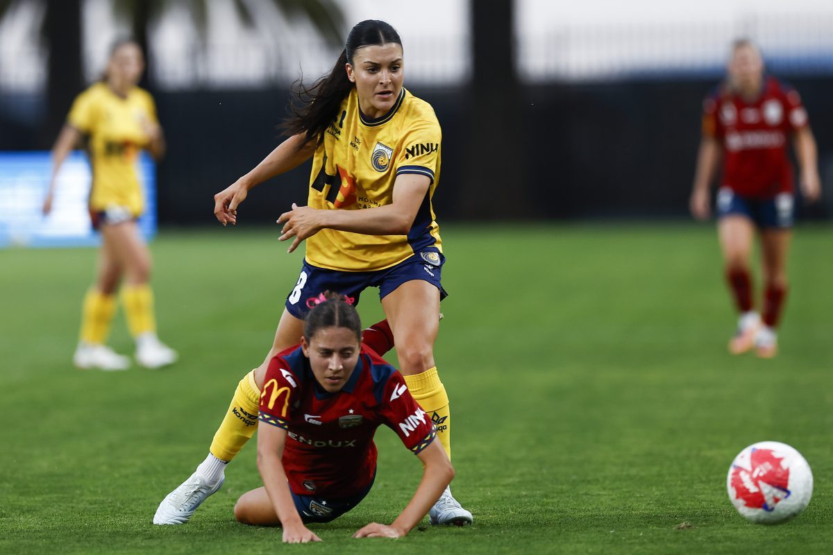 Talia Kapetanellis of the Mariners and Isabella Yakel of Adelaide United compete for the ball at Polytec Stadium.